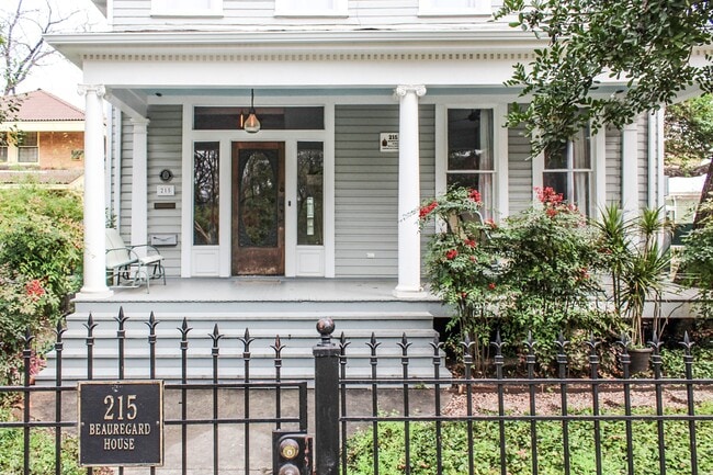 215 Beauregard St in San Antonio, TX - Building Photo - Building Photo