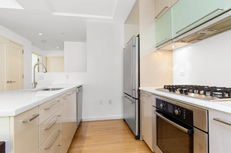 24-15 Queens Plaza N in Queens, NY - Building Photo - Building Photo