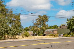 2533 E Barnett Rd in Medford, OR - Building Photo