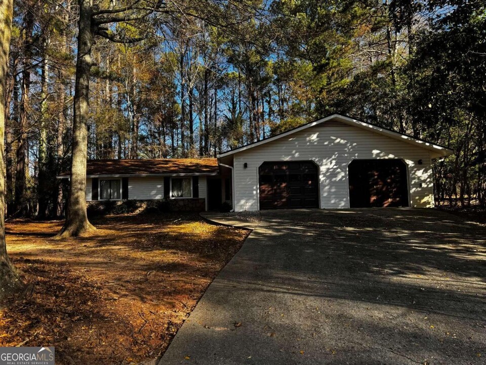 301 Broken Bit Way in Peachtree City, GA - Building Photo