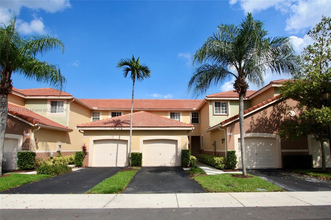 3728 San Simeon Cir in Weston, FL - Foto de edificio