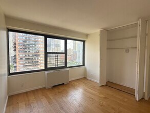 135 Montgomery St in Jersey City, NJ - Building Photo - Building Photo