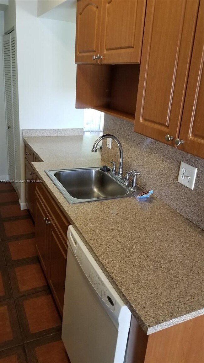 7125 NW 186th St, Unit 101 in Hialeah, FL - Building Photo - Building Photo