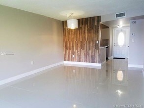 8350 Sunrise Lakes Blvd-Unit -201 in Sunrise, FL - Foto de edificio - Building Photo