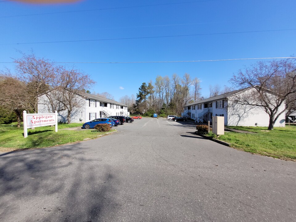 Applegate Apartments in Liberty, NC - Foto de edificio