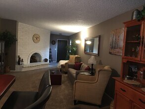 557 W Santa Ana Ave, Unit Unit-1 in Clovis, CA - Foto de edificio - Building Photo