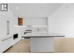 720 Farrow St in Coquitlam, BC - Building Photo - Building Photo