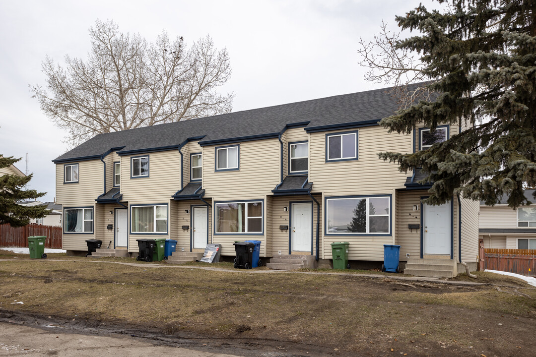 4 Radcliffe Crt SE in Calgary, AB - Building Photo