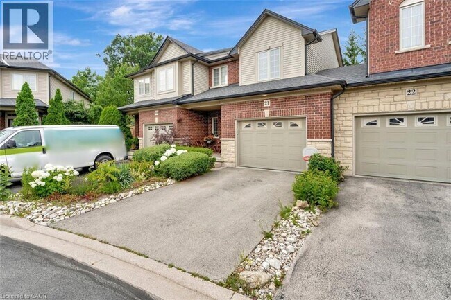 400 Stonehenge Dr in Hamilton, ON - Building Photo - Building Photo