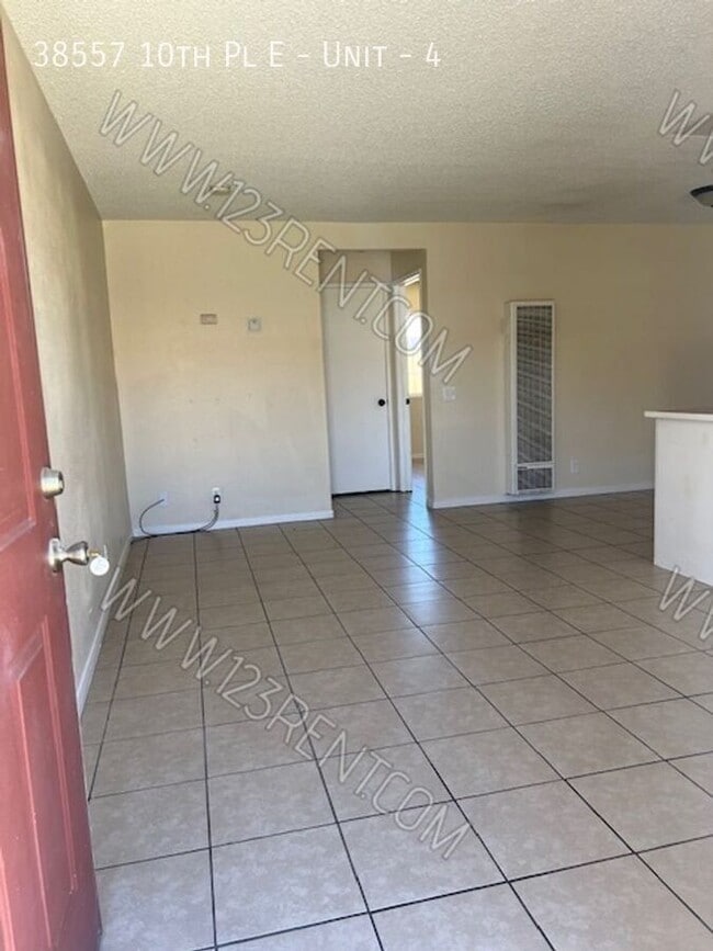 38557 10th St E in Palmdale, CA - Foto de edificio - Building Photo