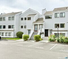 129 Rowayton Woods Dr in Norwalk, CT - Building Photo