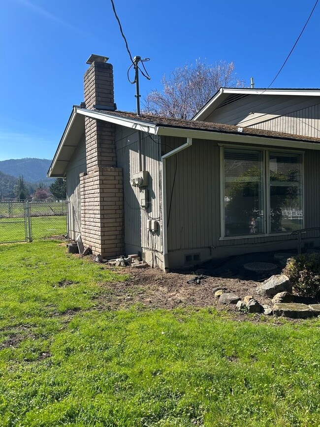 2883 W Griffin Creek Rd in Medford, OR - Building Photo - Building Photo