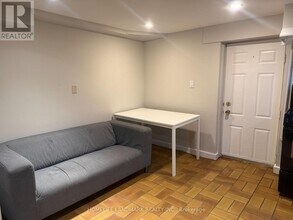 4 Sully Crescent in Toronto, ON - Building Photo - Building Photo