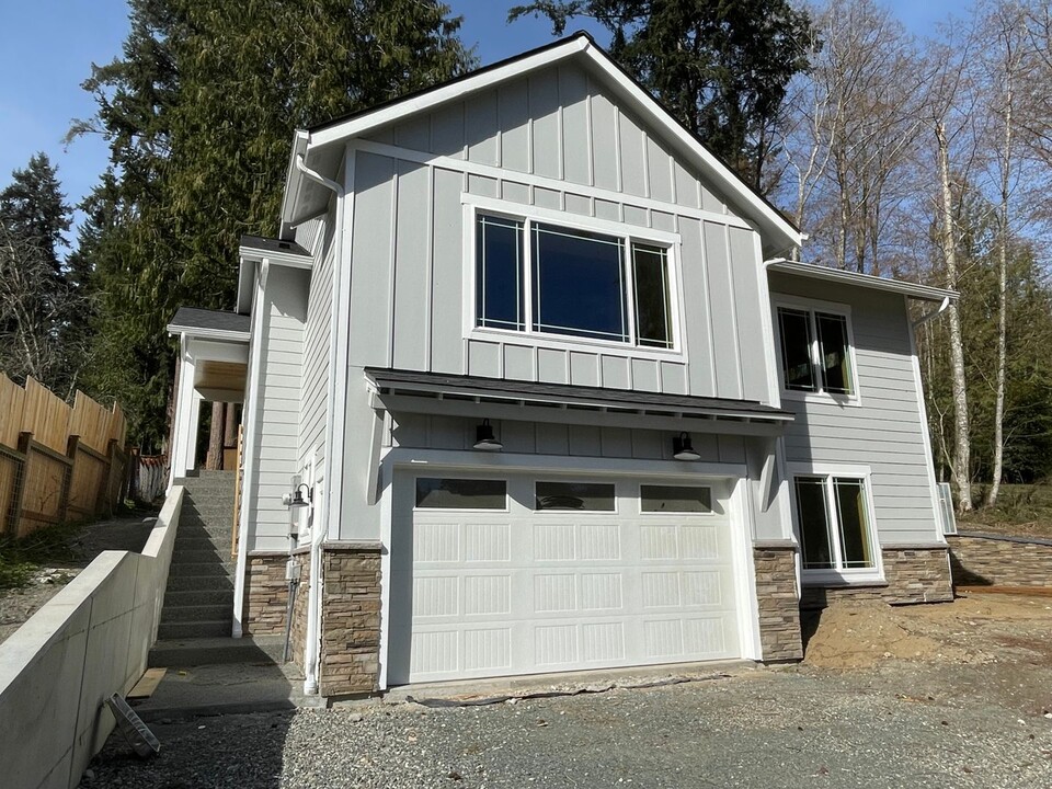 4391 S Walden Loop in Greenbank, WA - Building Photo