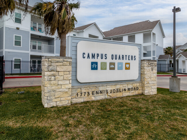 Campus Quarters in Corpus Christi, TX - Foto de edificio - Building Photo