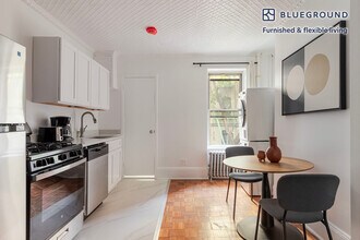 327 E 10th St in New York, NY - Building Photo - Building Photo