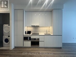 8 Interchange Wy in Vaughan, ON - Building Photo - Building Photo