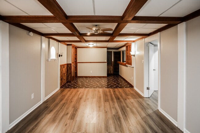 15800 E Kiger Cir in Independence, MO - Foto de edificio - Building Photo