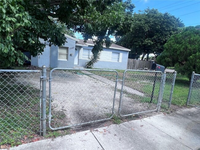 1385 NE 129th St in North Miami, FL - Building Photo - Building Photo