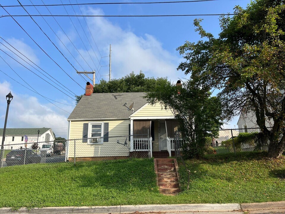 2025 Rose Ln in Lynchburg, VA - Building Photo