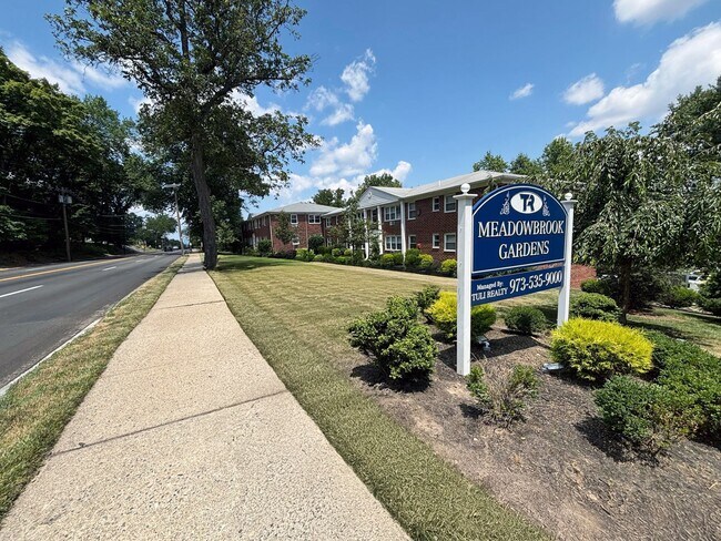 Meadowbrook Gardens in Cedar Grove, NJ - Foto de edificio - Building Photo