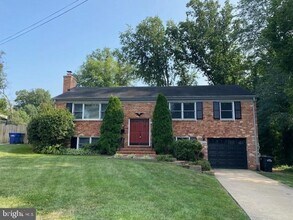 2205 Colonial Woods Dr in Alexandria, VA - Foto de edificio - Building Photo