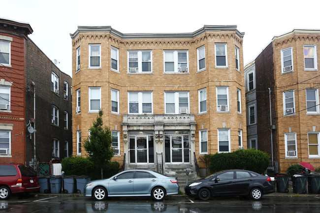 135 Hawthorne St in Chelsea, MA - Foto de edificio - Building Photo