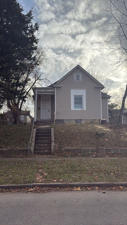 2420 Patee St in St. Joseph, MO - Building Photo