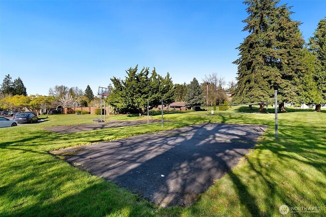 11008 NE 68th St, Unit #721 in Kirkland, WA - Building Photo - Building Photo