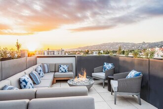 6933 Santa Monica Blvd-Unit -ID407380P in Los Angeles, CA - Building Photo - Building Photo