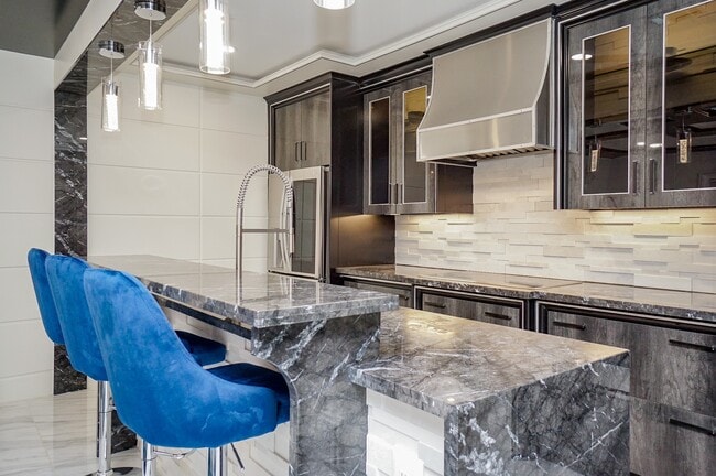 5711 Sugar Hill Dr in Houston, TX - Building Photo - Building Photo