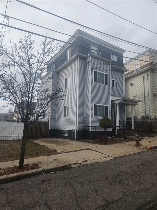 34 Florence St in Somerville, MA - Building Photo