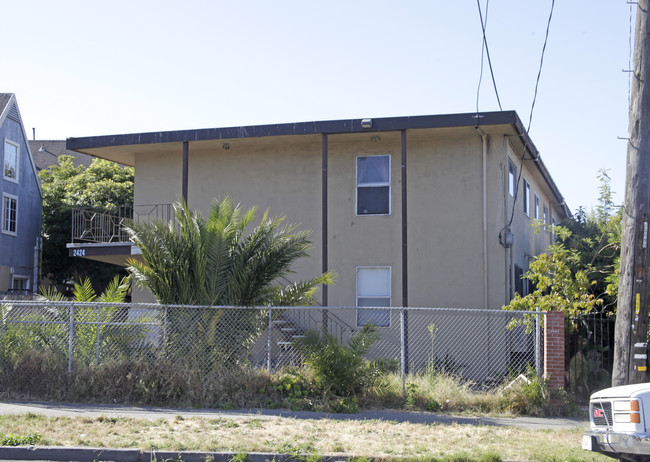 2424 90th Ave in Oakland, CA - Foto de edificio - Building Photo