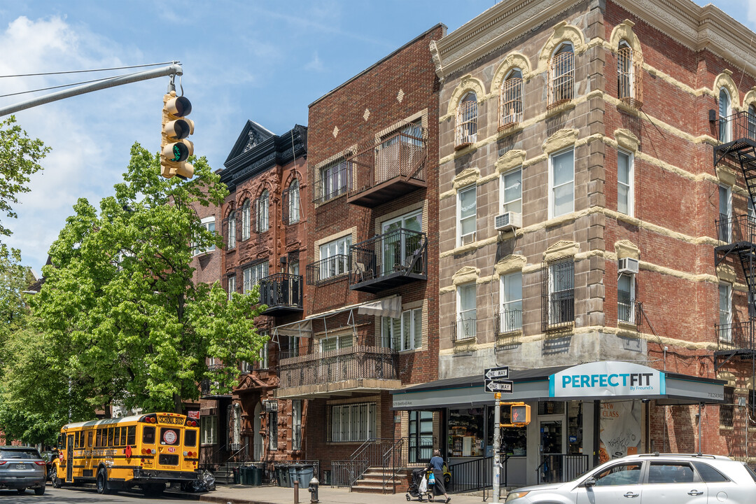 677 Bedford Ave in Brooklyn, NY - Building Photo