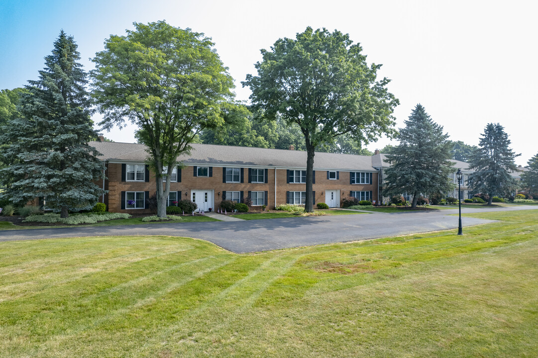 Bob-O-Link Manor in Canton, OH - Foto de edificio