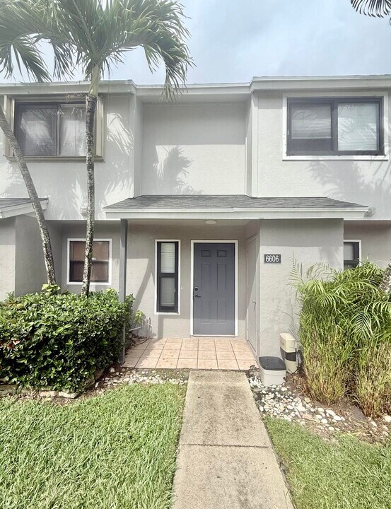 6606 Dockside Cir in Greenacres, FL - Building Photo