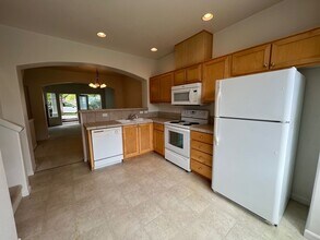 10250 NE Snoqualmie St in Hillsboro, OR - Building Photo - Building Photo