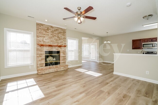 1675 Juniper Ln in Greenwood, IN - Foto de edificio - Building Photo