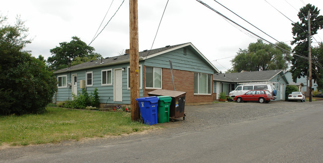 9105 NE Hoyt St in Portland, OR - Building Photo - Building Photo