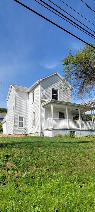 1102 Old Mercer Rd in Franklin, PA - Building Photo