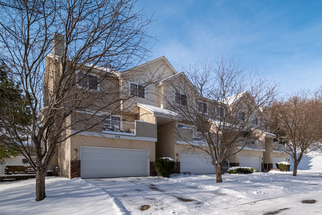 344-358 Brickyard Dr in Chaska, MN - Foto de edificio