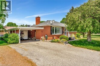 1017 Braeside St in Woodstock, ON - Building Photo - Building Photo