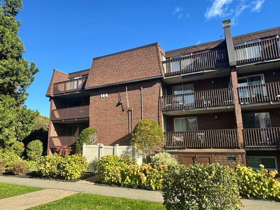 144 Kenrick St in Boston, MA - Building Photo