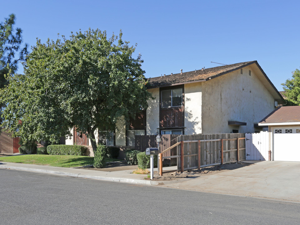 1042 Adler Ave in Clovis, CA - Foto de edificio