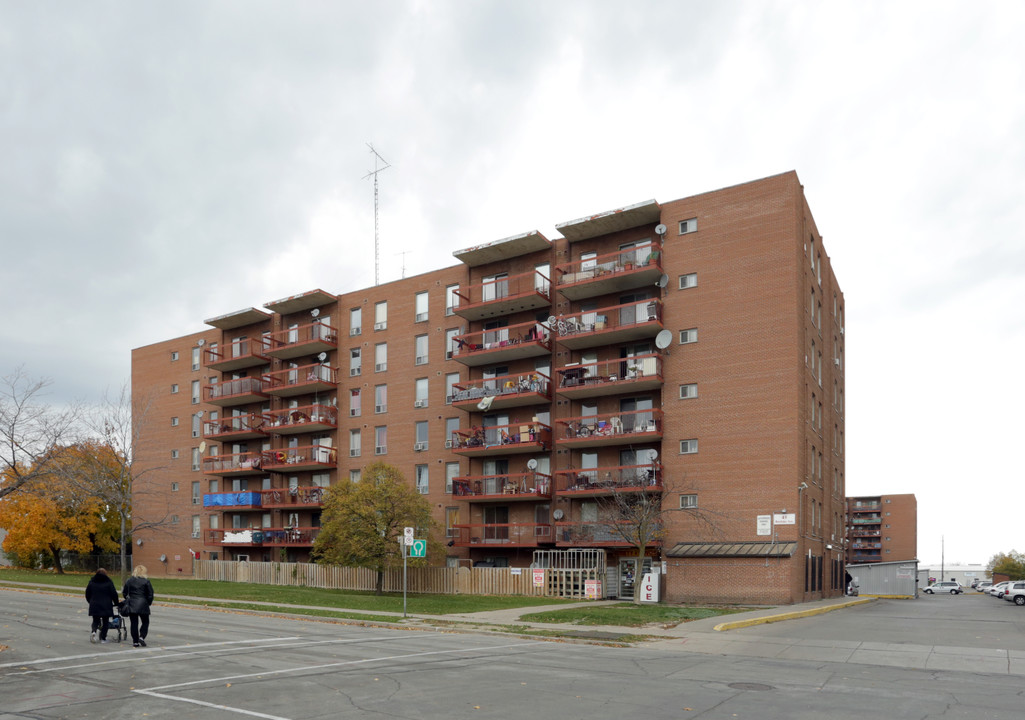 Eastgate Terrace in Hamilton, ON - Building Photo