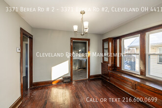 3371 Berea Rd in Cleveland, OH - Foto de edificio - Building Photo