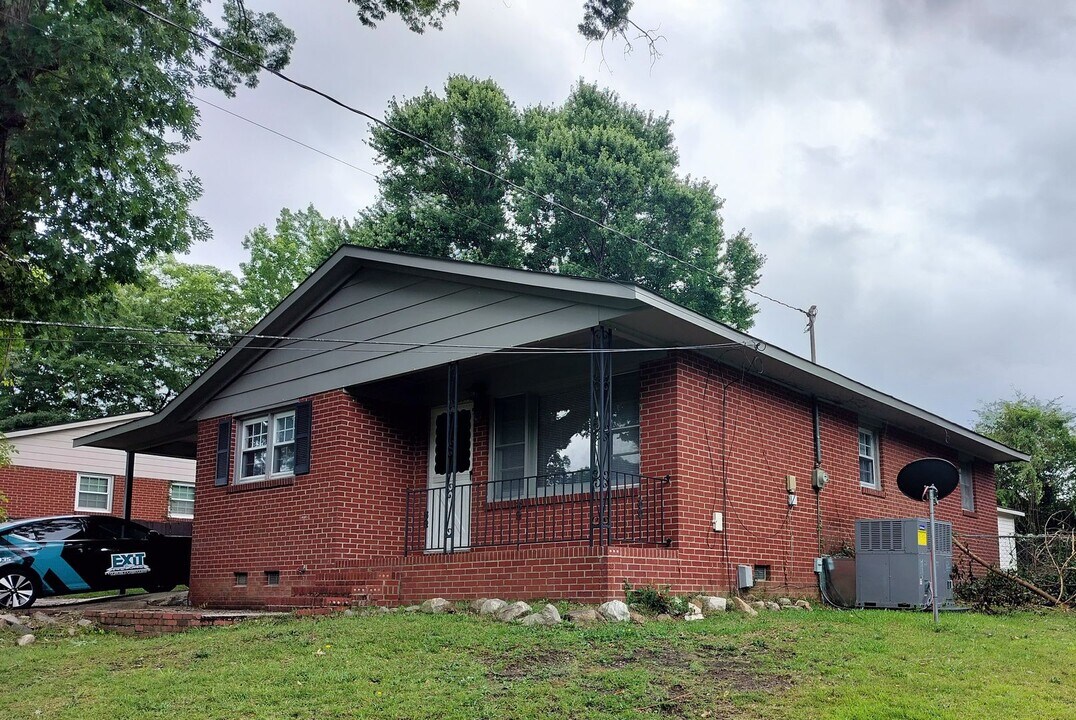 6025 Dahlgren Ave in Fayetteville, NC - Foto de edificio