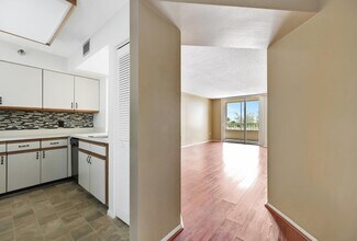 2333 Feather Sound Dr, Unit C-309 in Clearwater, FL - Foto de edificio - Building Photo