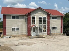 27 Notch Shopping Center Ln in Reeds Spring, MO - Building Photo
