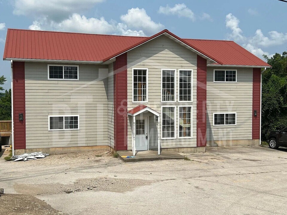 27 Notch Shopping Center Ln in Reeds Spring, MO - Building Photo